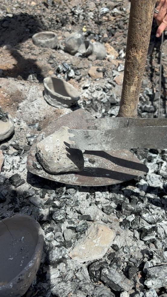 מוציאים כלים מהמדורה